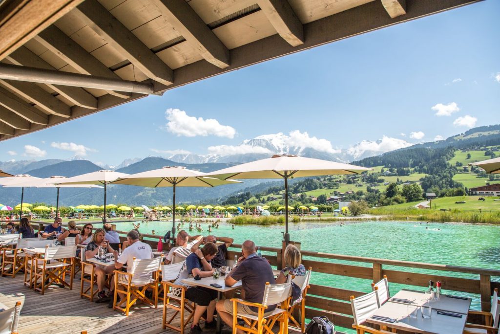 Terrasse Restaurant le Dandy avec le plan d'eau biotope en fond