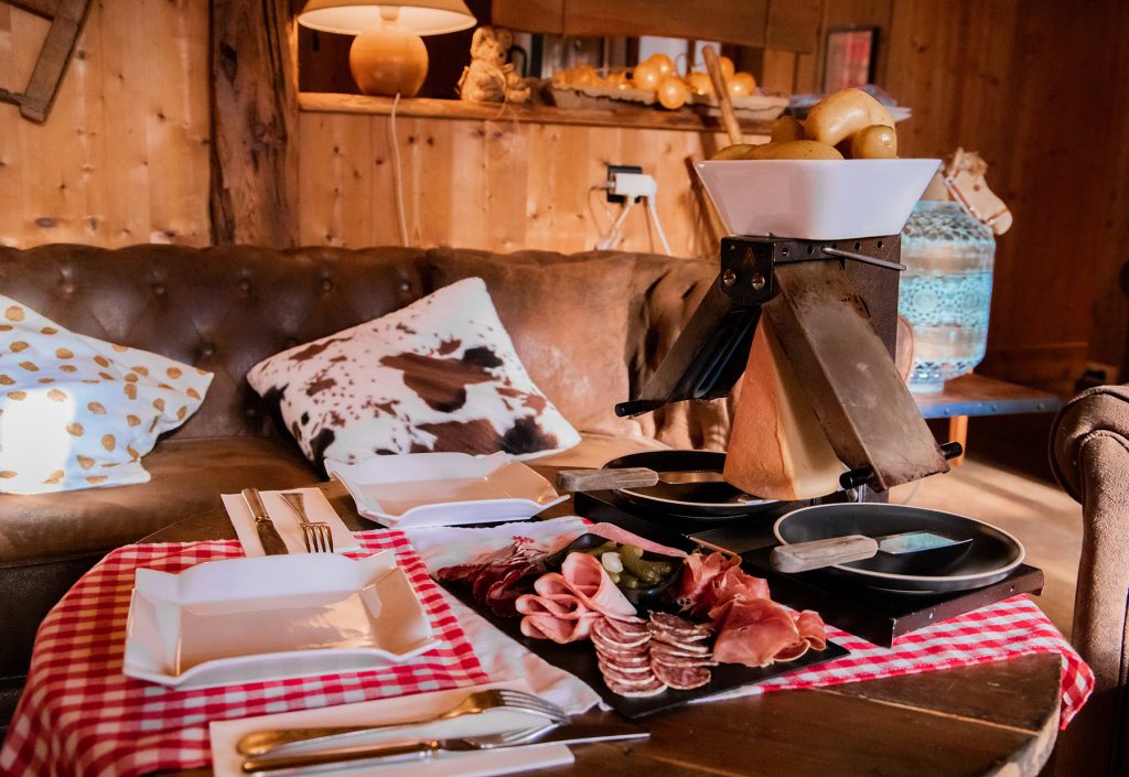 Table dressée avec une raclette au restaurant