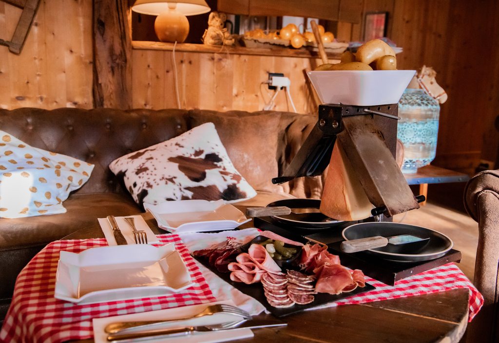 Table dressée avec une raclette au restaurant