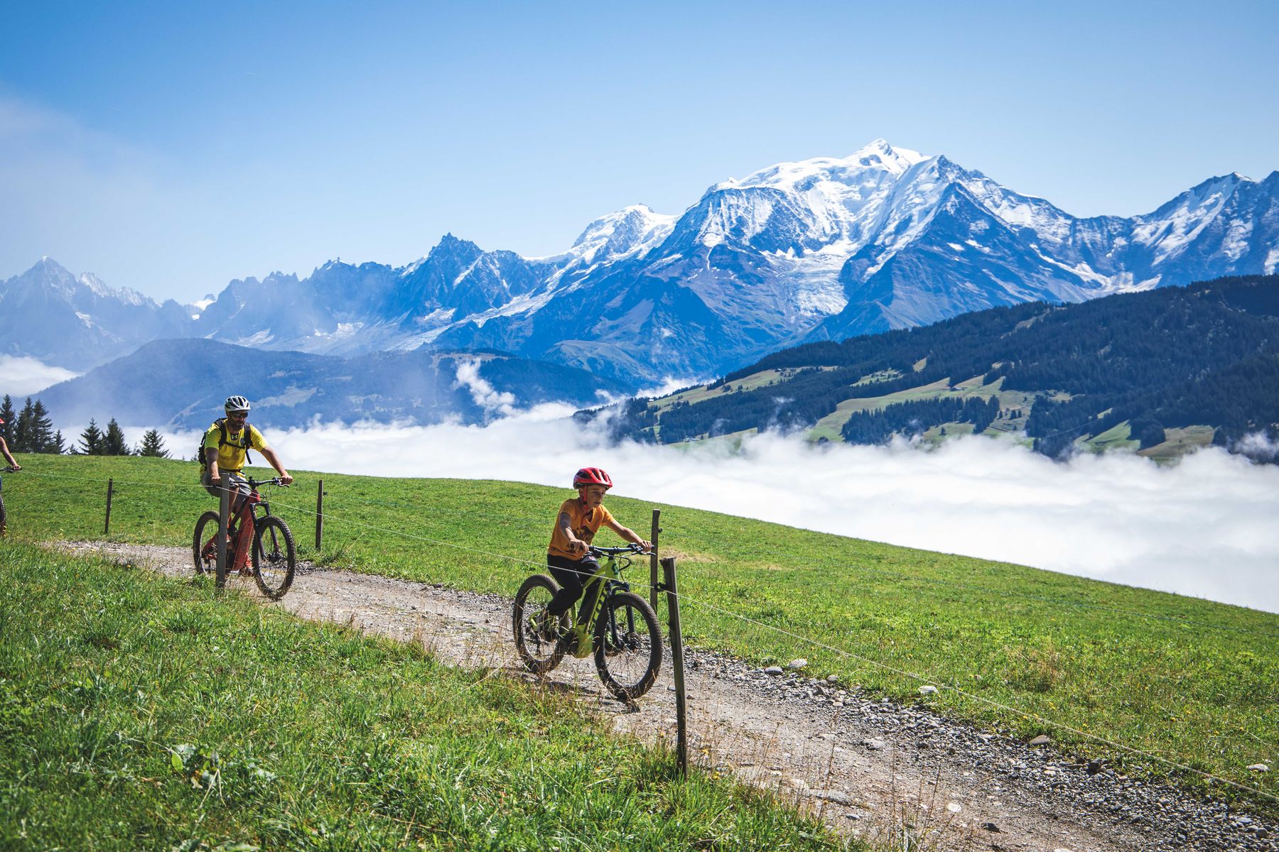 Mountain biking and sea of ​​clouds in Combloux