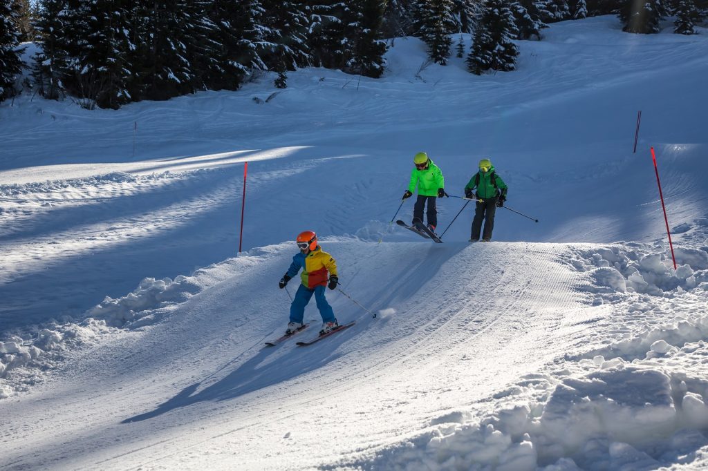 Esquiadores en una pista de esquí en Combloux
