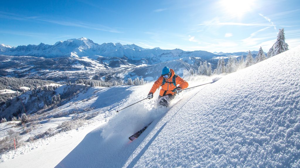 Skieur sur les pistes avec le Mont-Blanc en arrière-plan