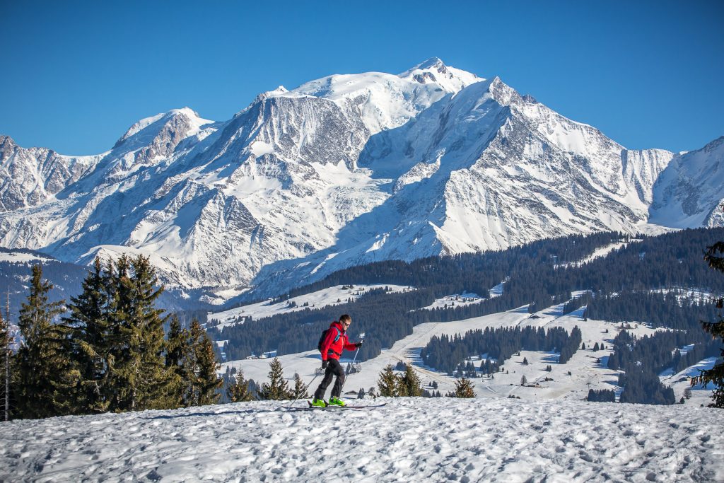 Skieur de randonnée avec le Mont-Blanc en fond
