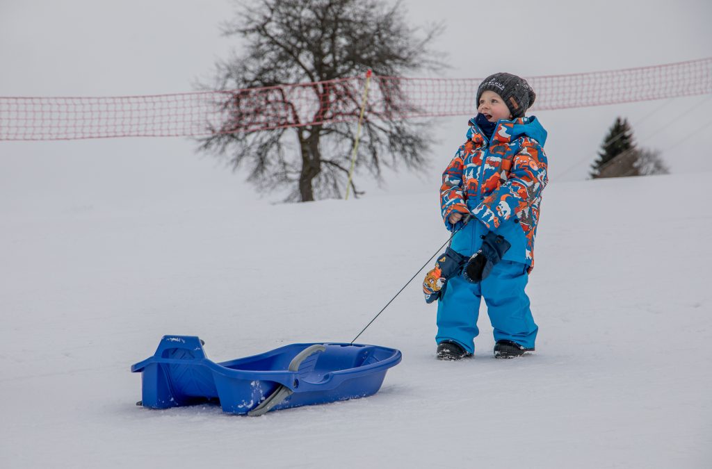 Enfant avec une luge