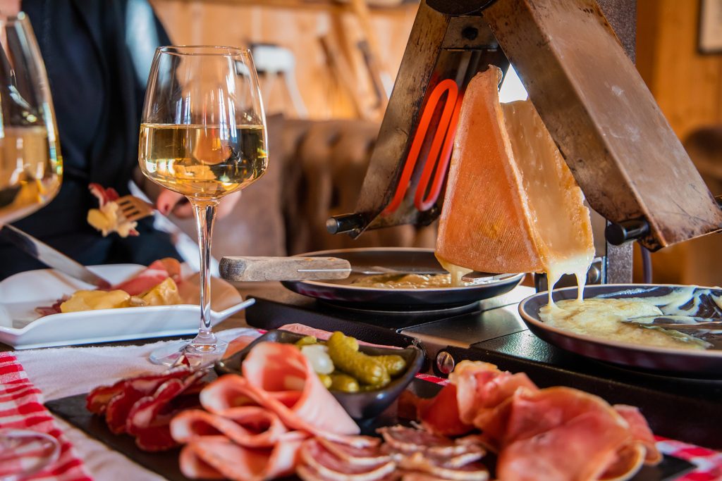 Raclette en una mesa de restaurante en Combloux