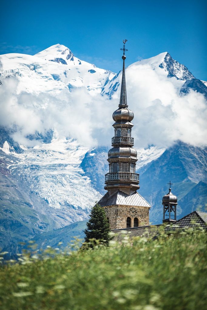 clocher eglise combloux arriere plan mont blanc