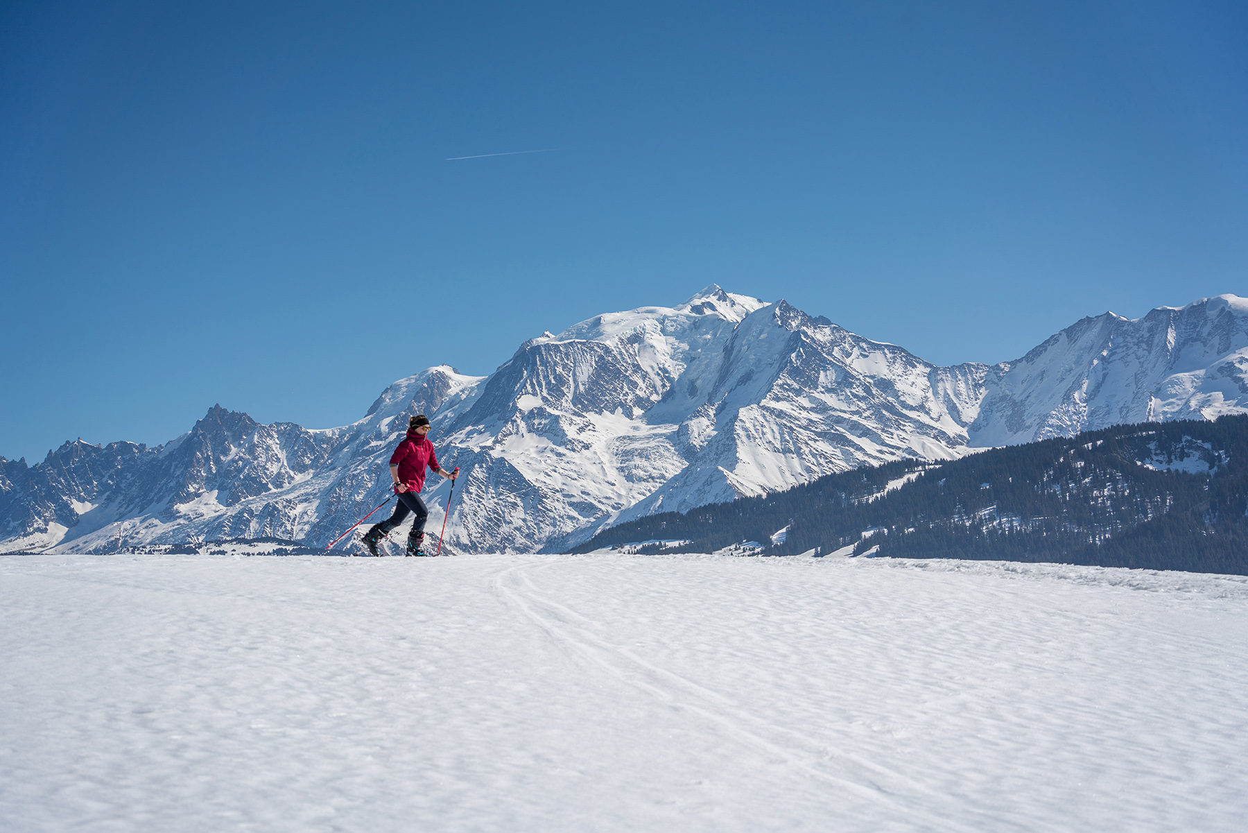 Ski touring in Combloux with a view of Mont-Blanc