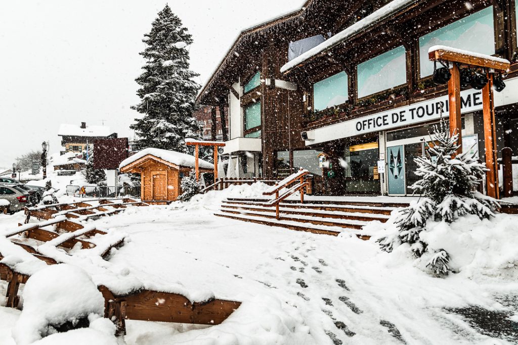 chute neige parvis office tourisme combloux
