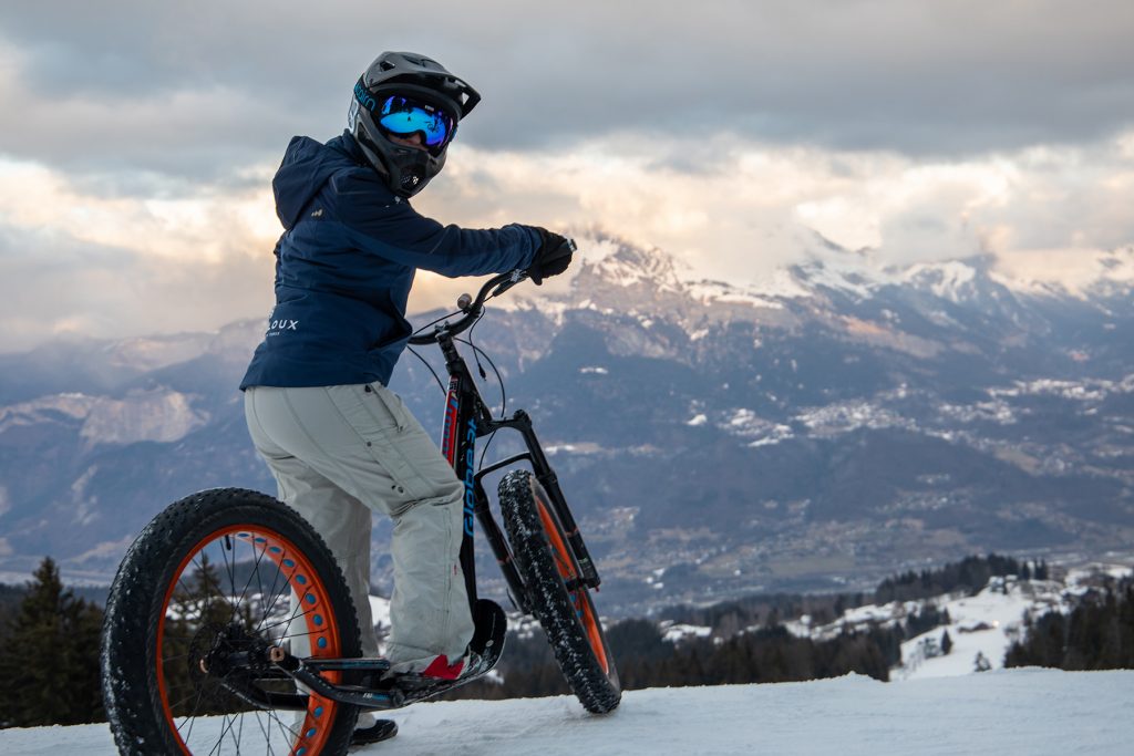 Descente en trottinette sur neige à Combloux