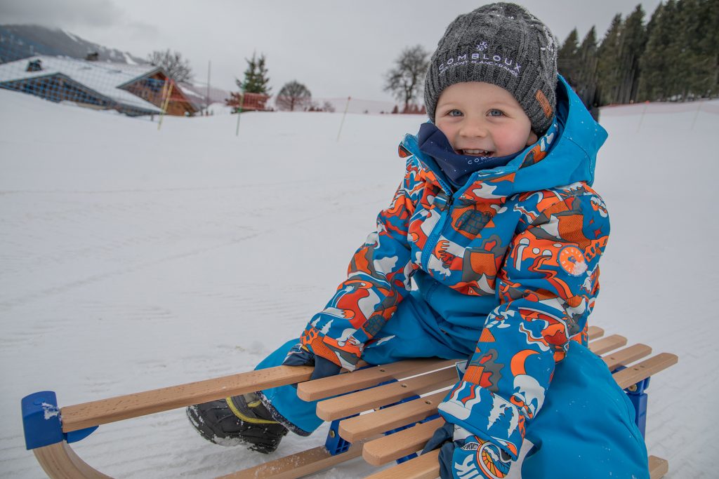 Enfant sur une luge à Combloux