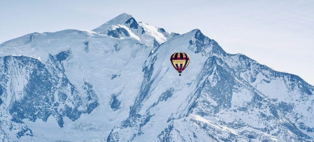 Montgolfière devant Mont-Blanc