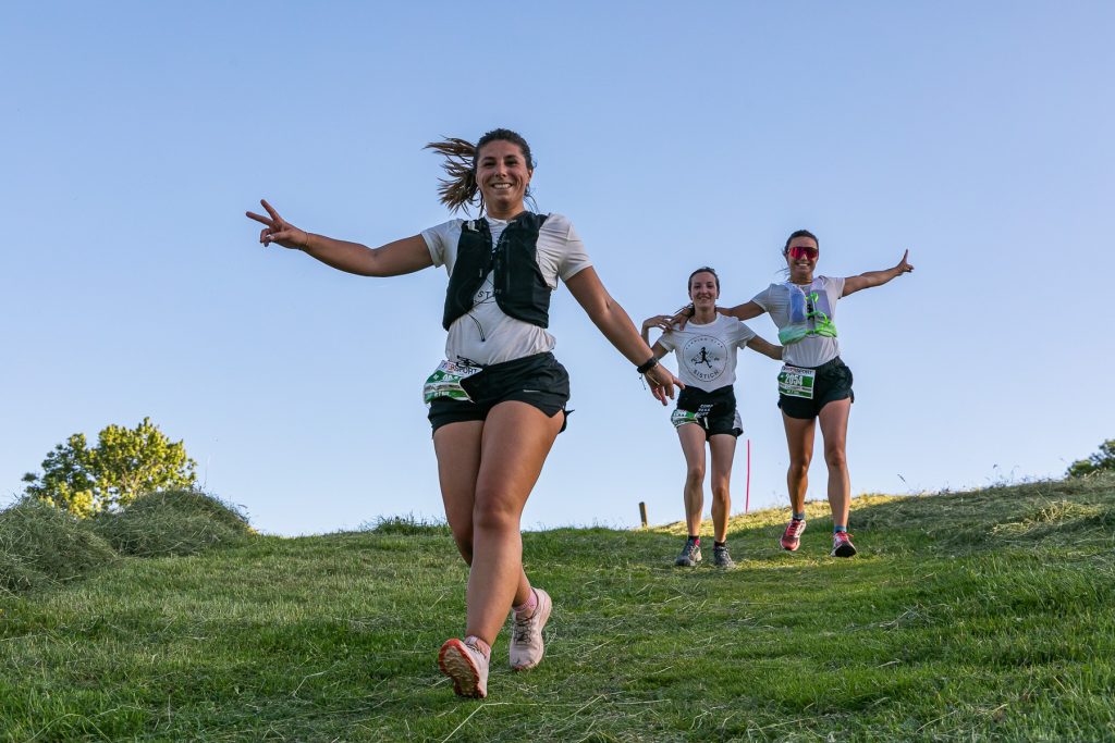 3 hearts on foot in descent of mountain pasture comblorane