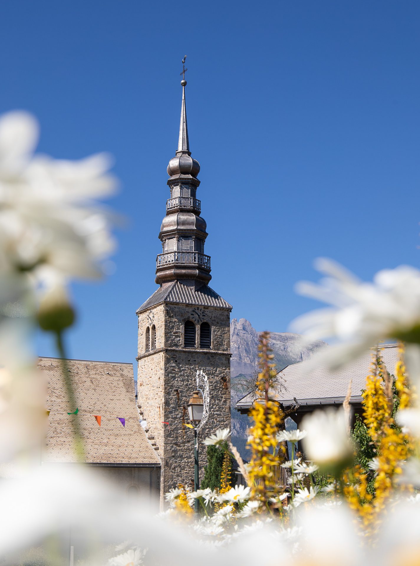 iglesia combloux flores primer plano