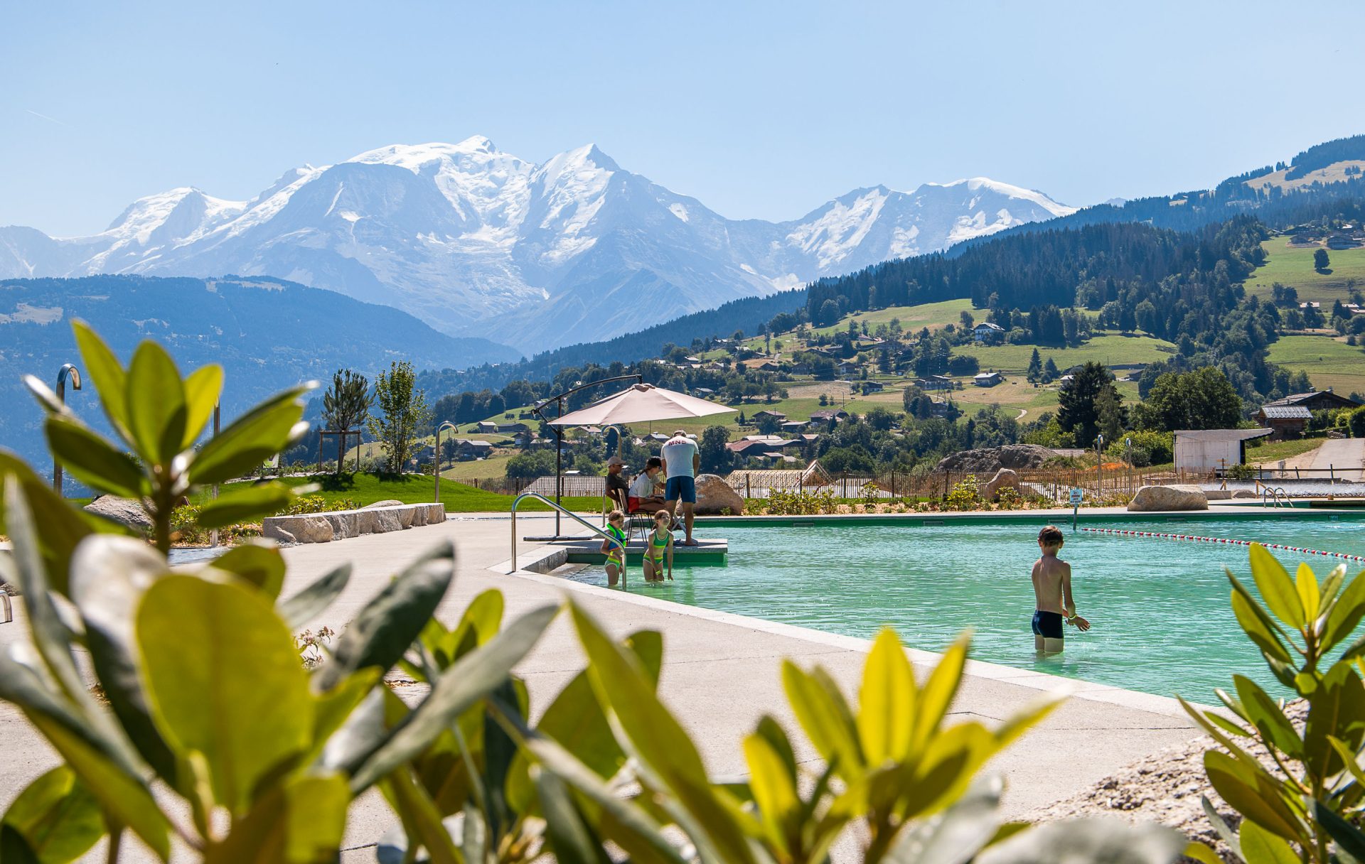 cuerpo de agua biotopo combloux rhodo mont blanc nadadores cielo azul