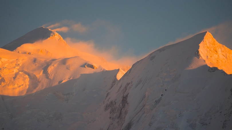 gros plan sommet mont blanc coucher soleil