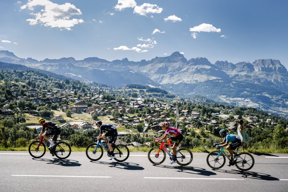 4 filas de ciclistas combloux aravis road