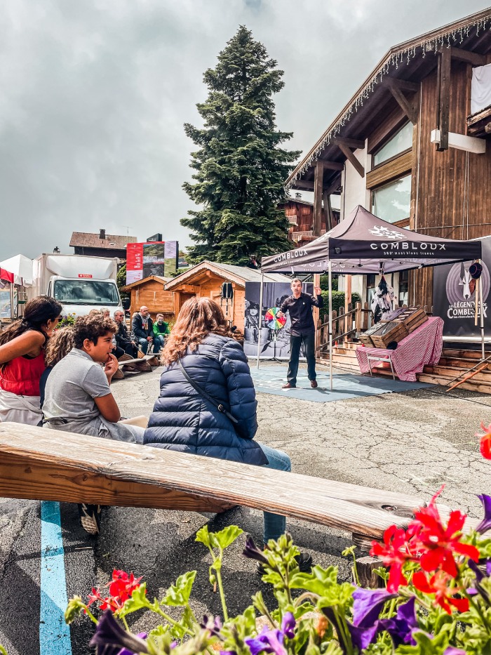 Animación teatral marche Combloux de pie frente a la oficina de turismo