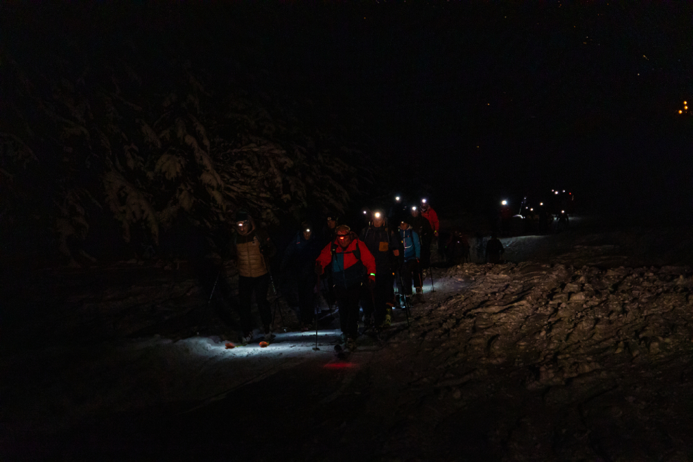 participantes del grupo de cabeza de piel de foca de ascenso nocturno