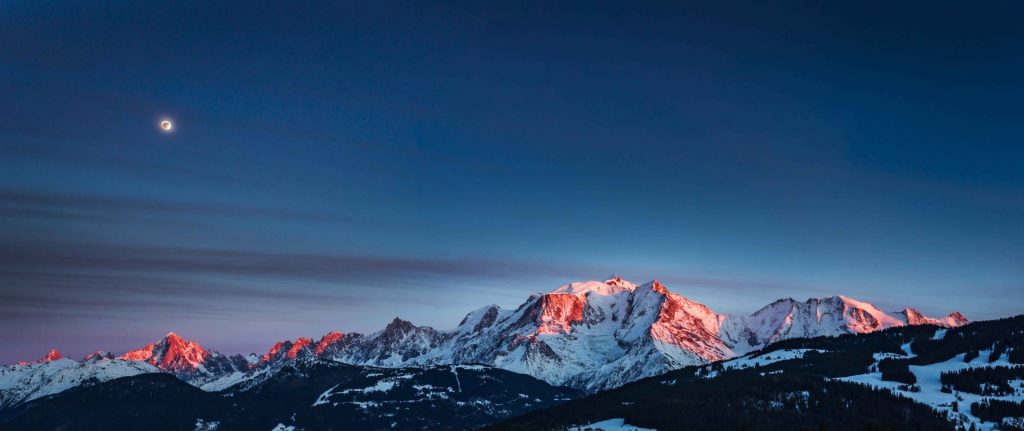 panorama atardecer macizo mont blanc escapar combloux caminata