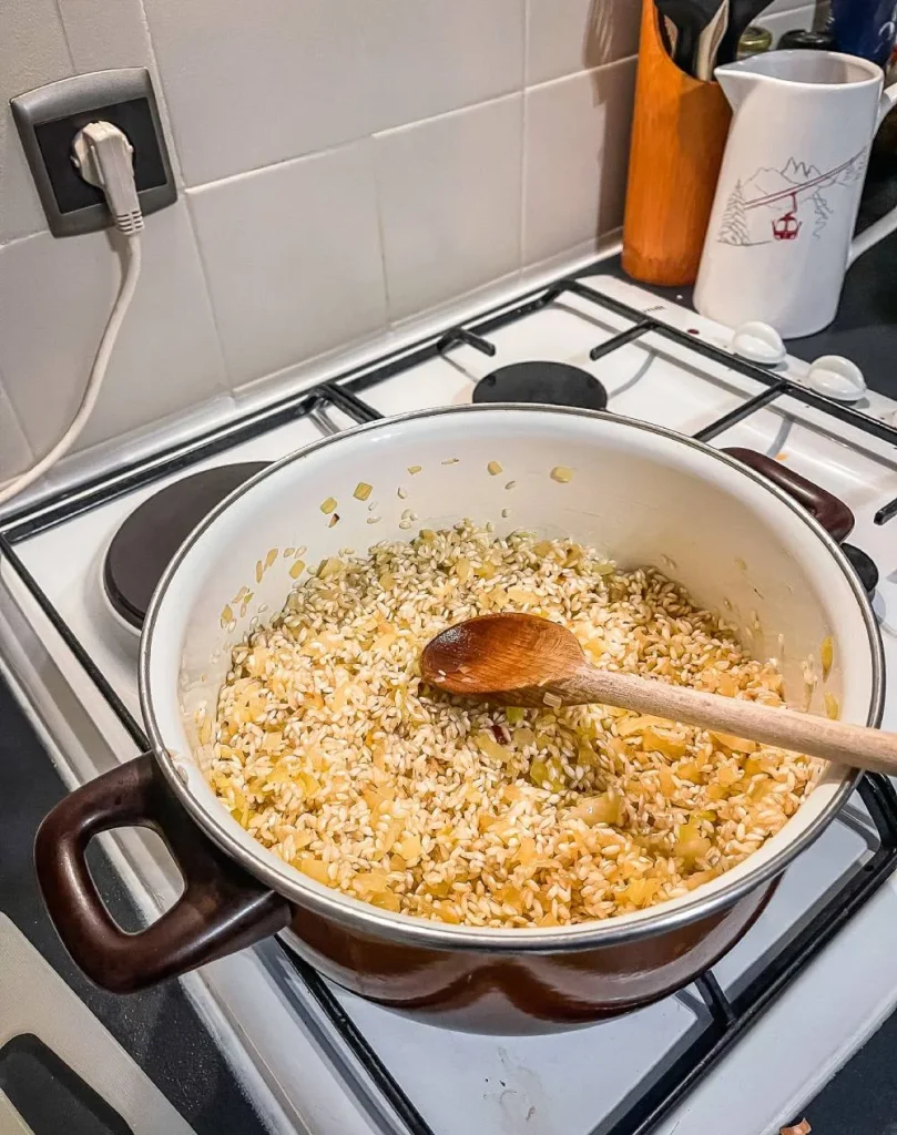 preparación de risotto estilo raclette antes de agregar jamón