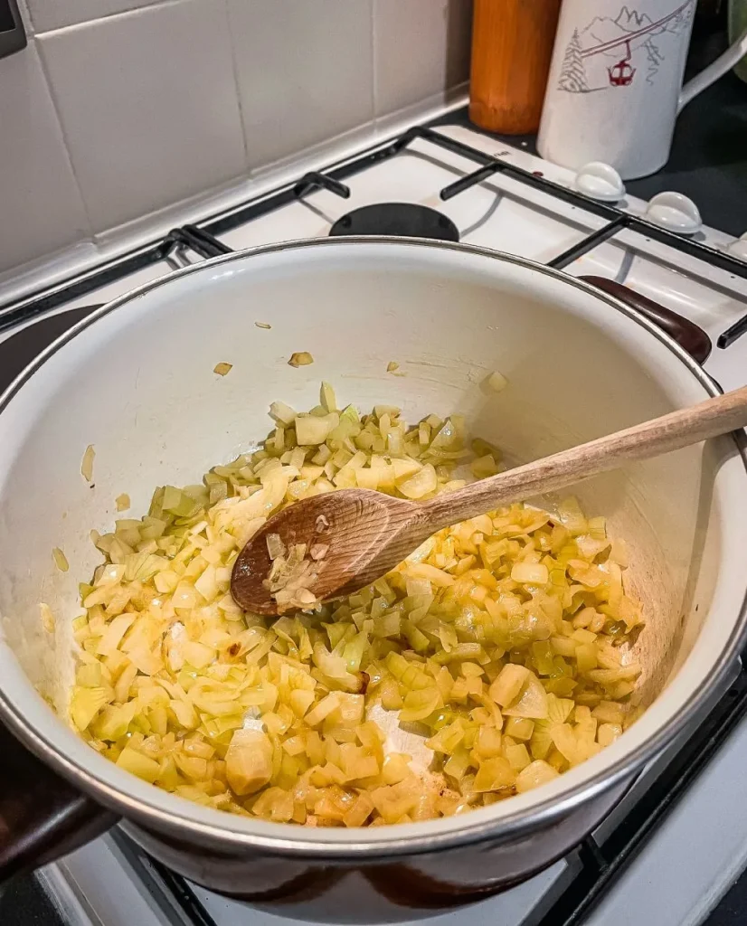 primer plano cebollas cazuela raclette risotto receta