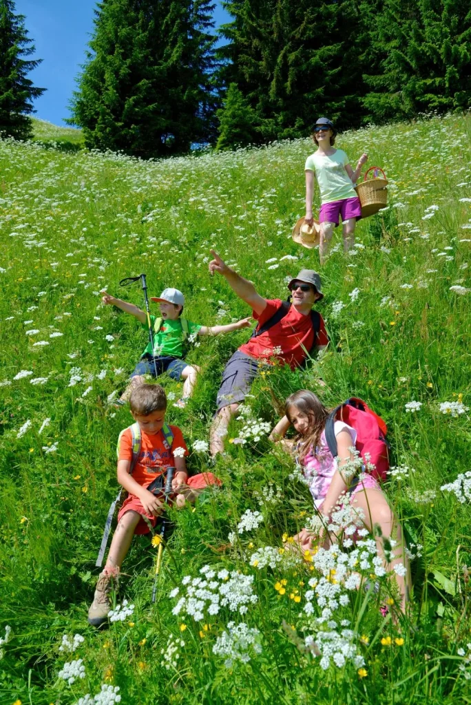familia en campos florecidos combloux