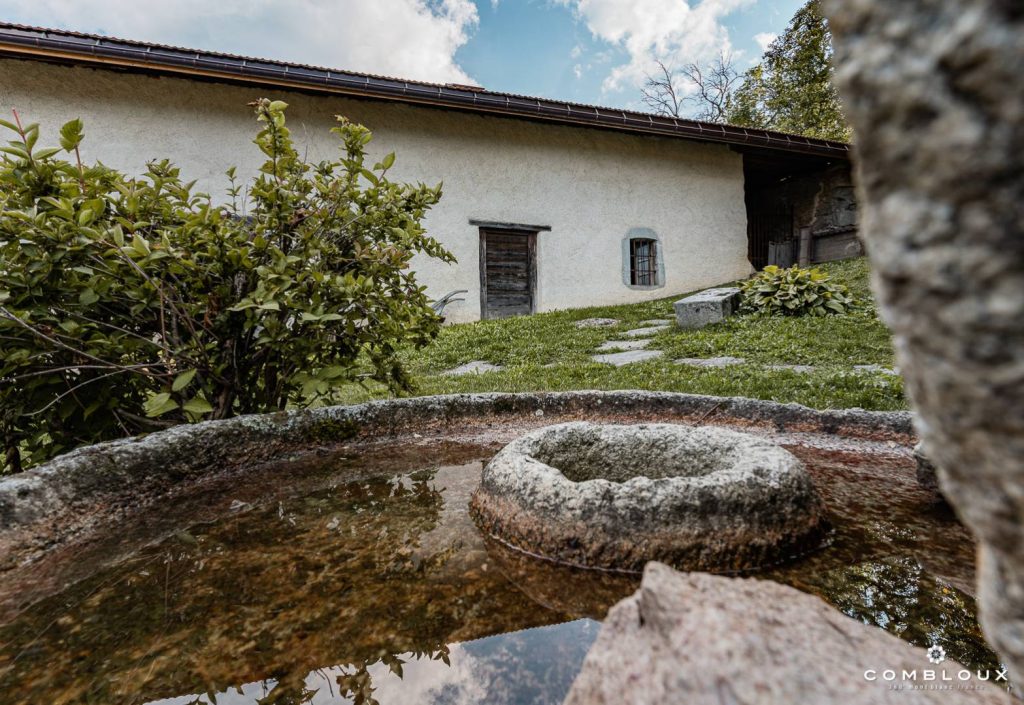 fontaine arriere plan ferme isodore combloux