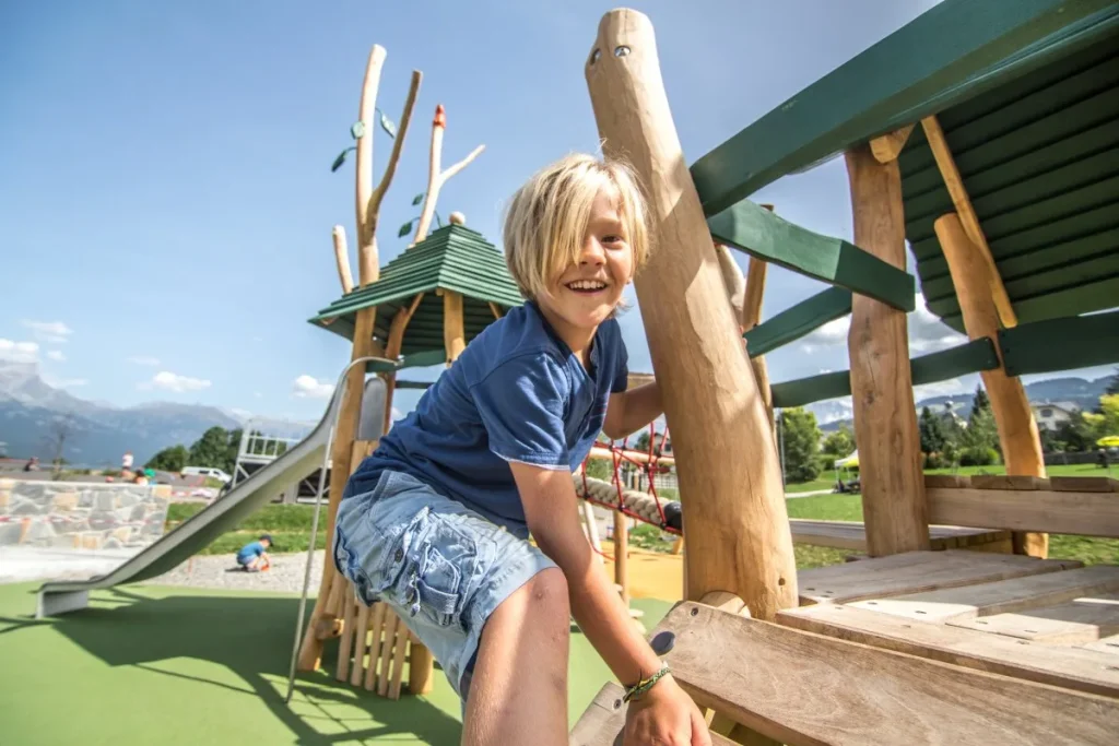 plan rapproche enfant jouant structure jeux louparc combloux