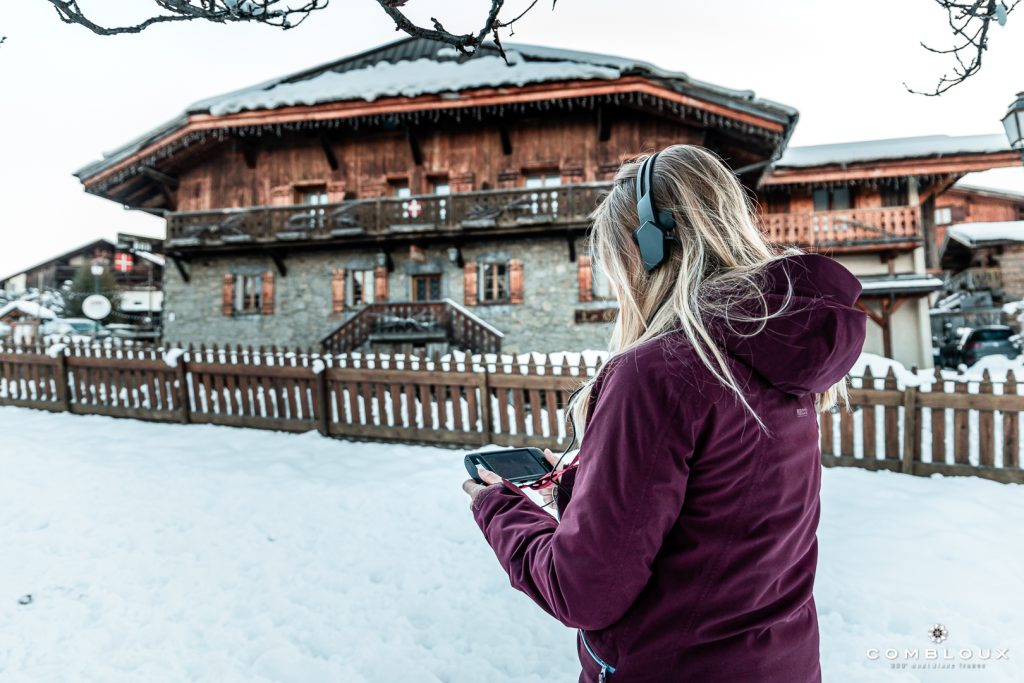femme de dos audioguide sur oreille devant ferme combloux hiver