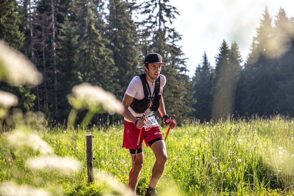 Trail Runner ejecutando en ruta montañosa combloux competencia de pastos alpinos comblorane