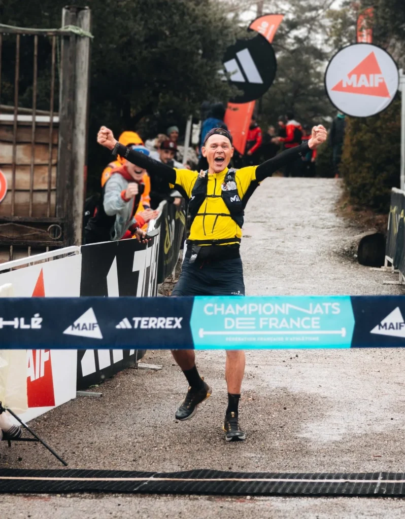 baptiste chassagne joie premier ligne arrivee trail aveyron plan rapproche