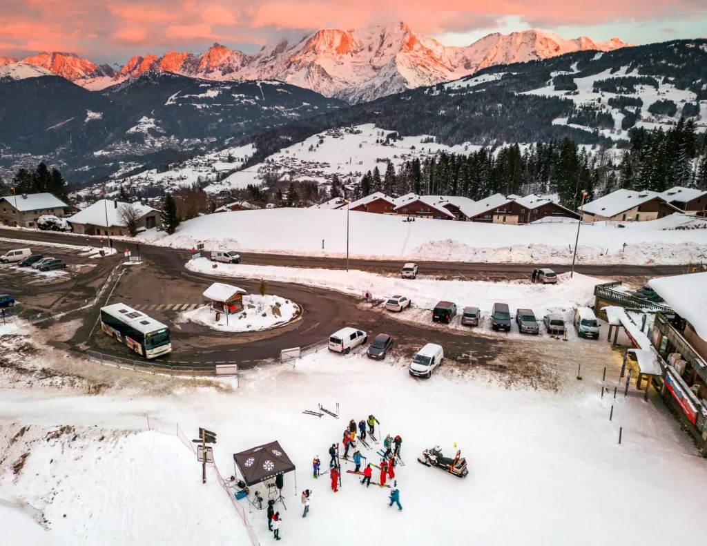 salida carrera esquí de travesía crepúsculo escapada caminata combloux vista desde el cielo