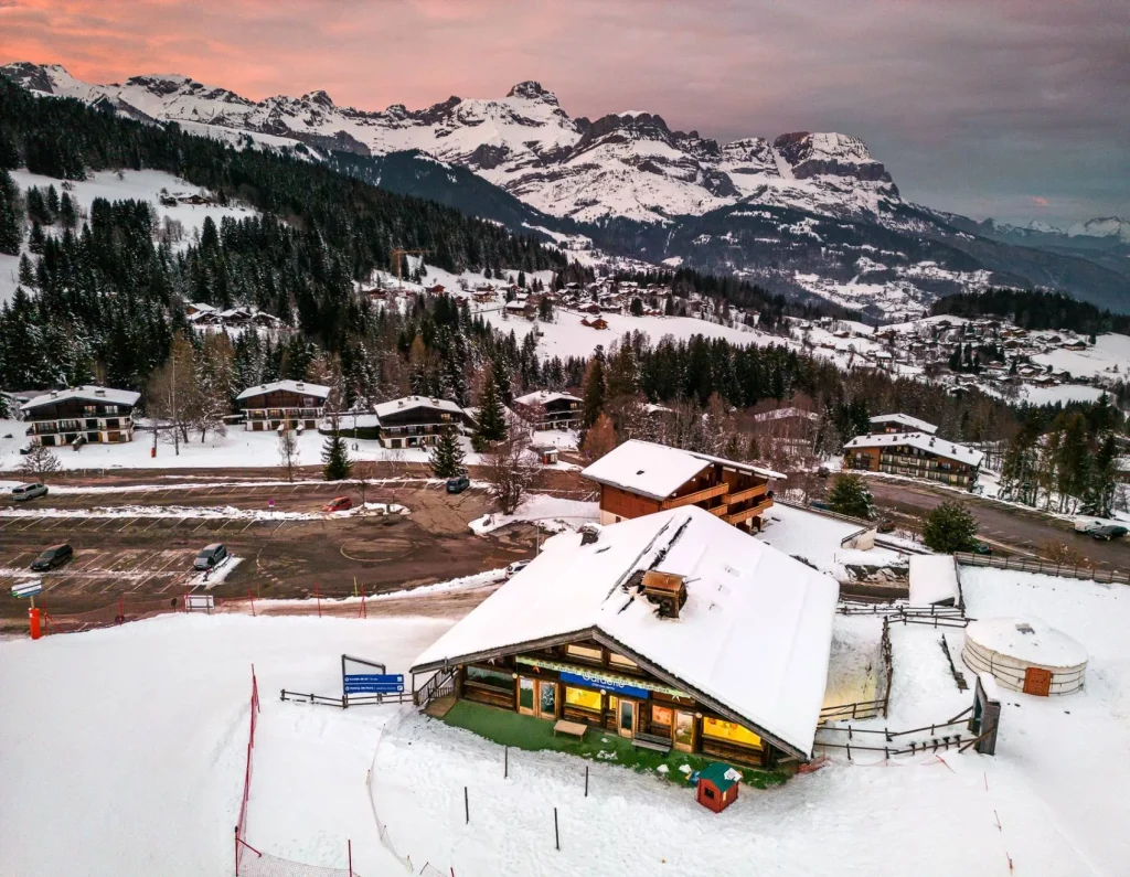 plan drone garderie loupiot front de neige crepuscule