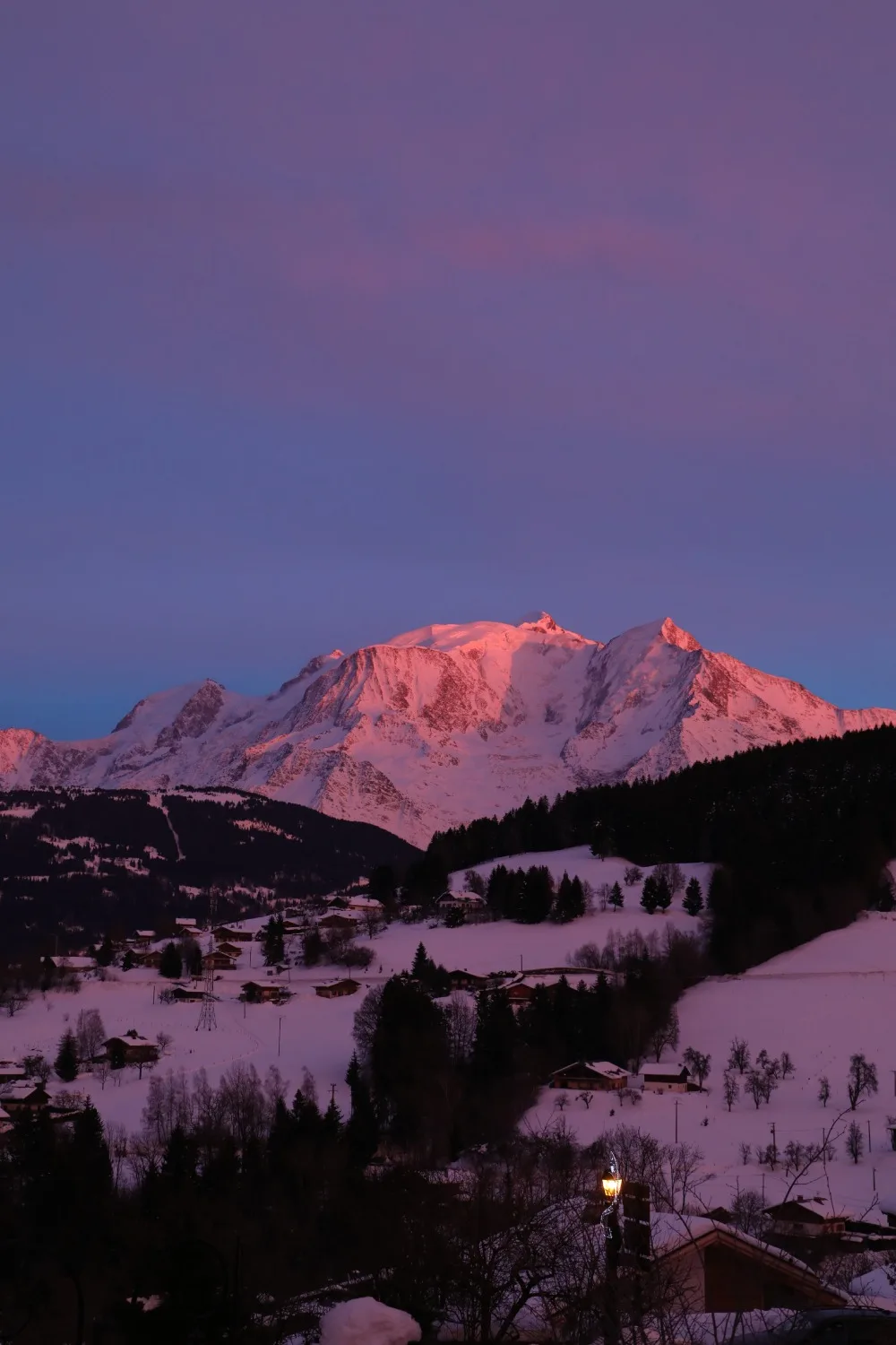 coucher soleil mont blanc rose ciel violet village montagnard combloux