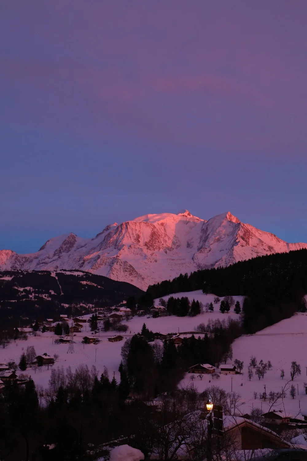 atardecer mont blanc rosas moradas cielos pueblo de montaña combloux