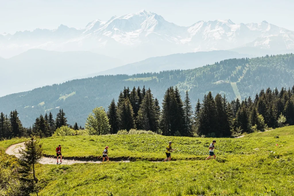 4 trailer single file balcony trail facing Mont Blanc Combloux