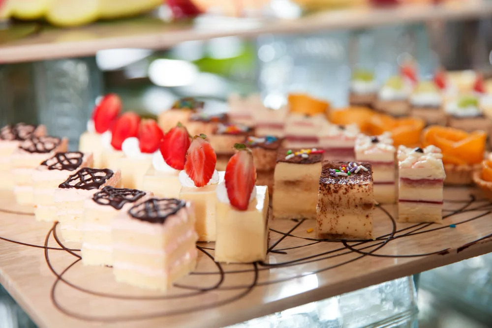 pequeños pasteles estéticos sobre la mesa.