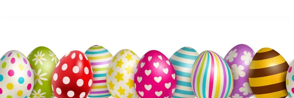 oeufs de pâques colorés traditionnels avec différents ornements