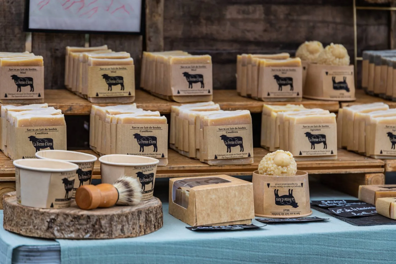 gros plan savons artisanaux ferme gaec les montagnards - stand produits locaux comice agricole combloux