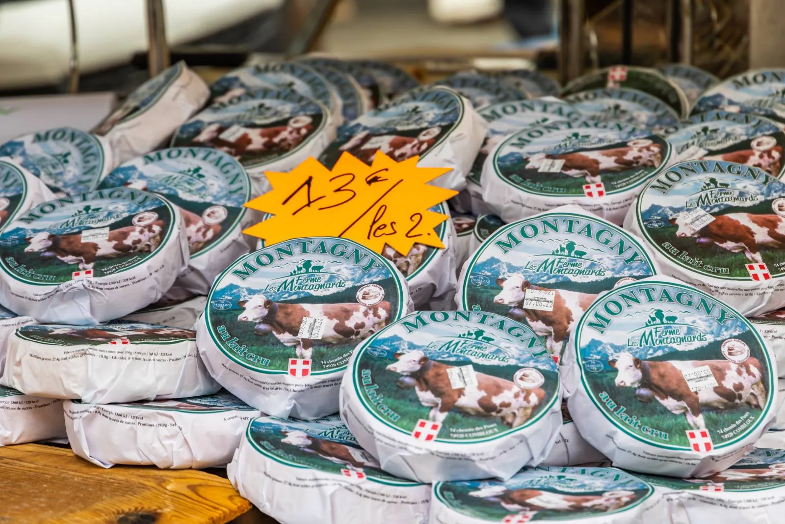 primer plano de la granja de quesos artesanales gaec les montagnards - stand de productos locales espectáculo agrícola combloux