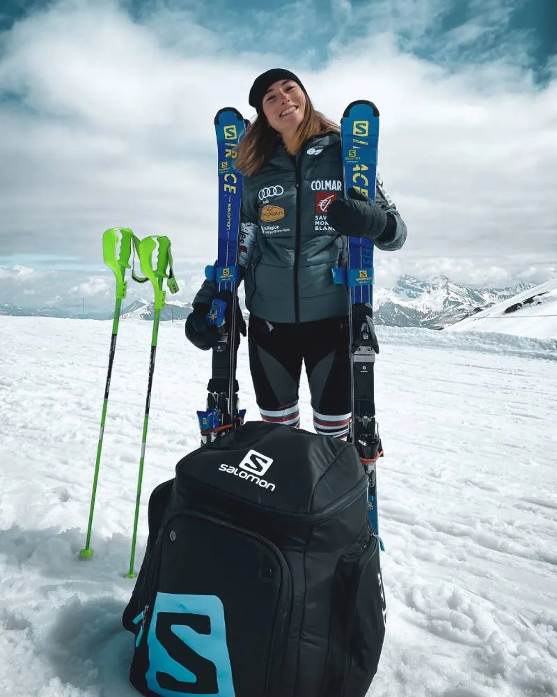 Kenza Lacheb con traje de estación de esquí de Combloux