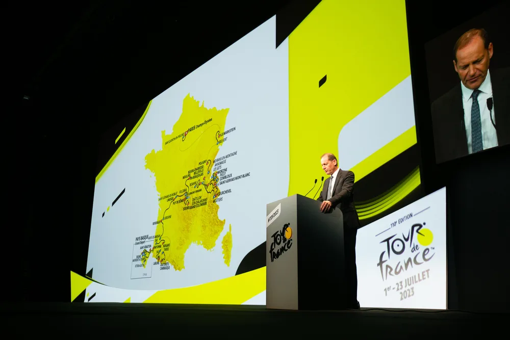 orador hombre en el escenario crate de france y ruta tour de france 2023