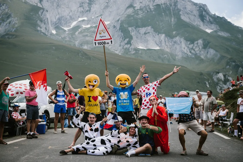 Supporters tour de france deguises apero sur route montagne