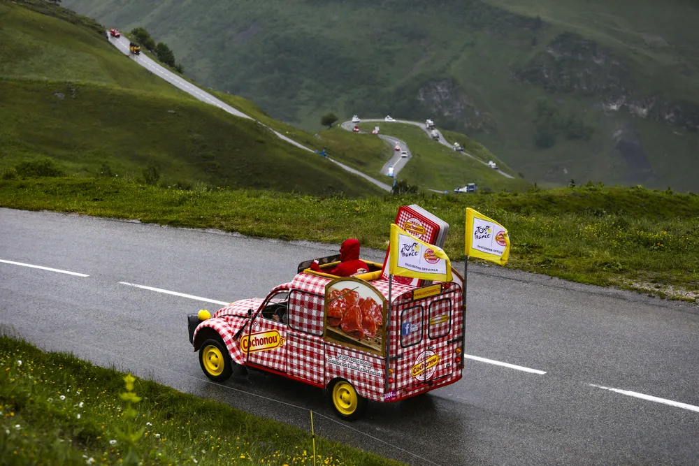 tour de francia caravana paso de montaña cochonou