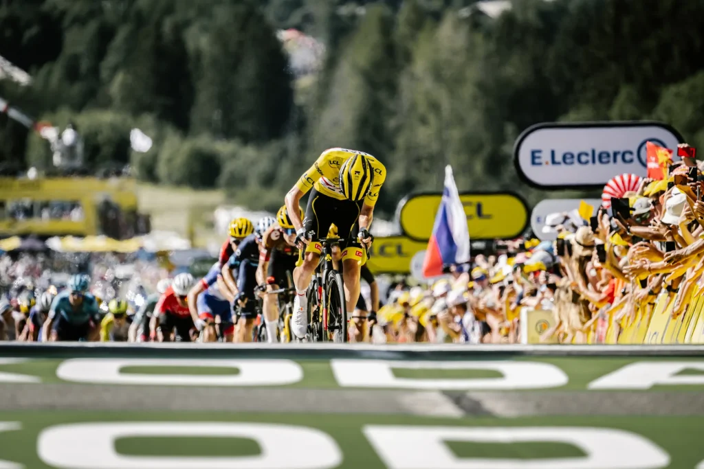 arrival tour de france cyclists cheered by crowd