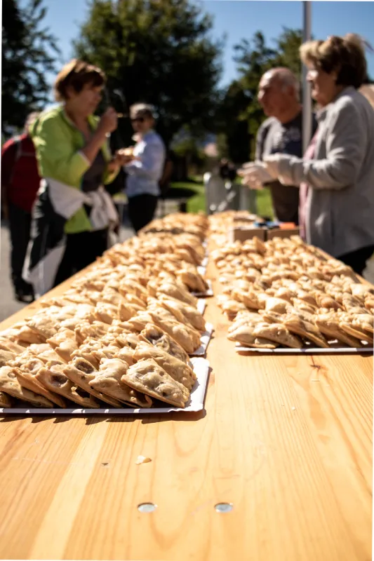 gros plan beignet sur stand rando gourmets combloux