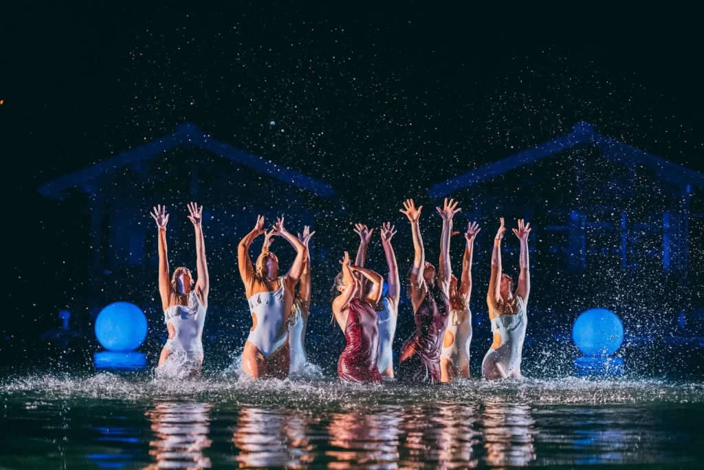 spectacle aquatique vivant combloux ballet dans eau photo danseuses