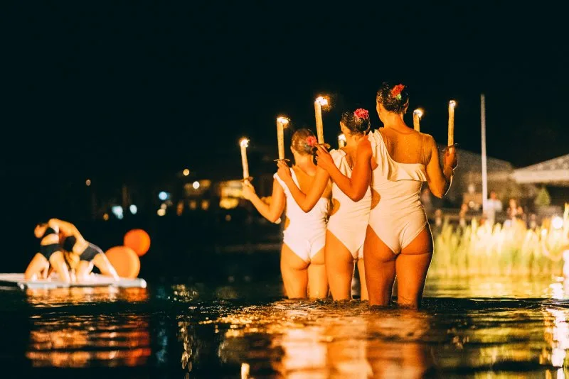 spectacle aquatique vivant combloux danseuse en tutu de dos dans eau