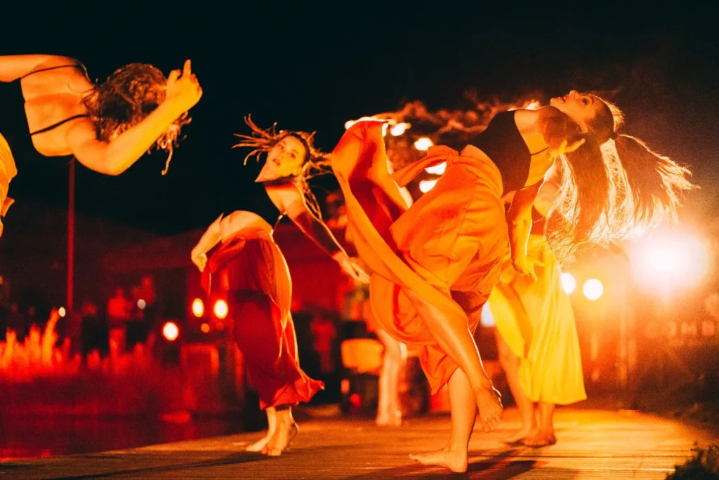 spectacle aquatique vivant combloux danseur sur scene