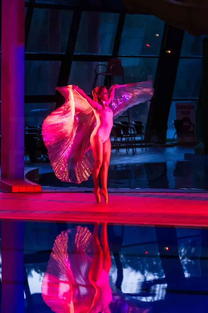 spectacle aquatique vivant combloux danseuse a cote piscine